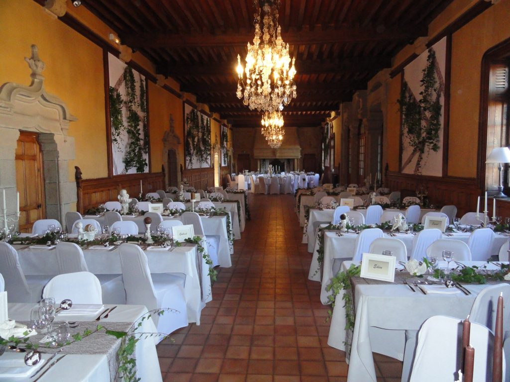 Installation de la salle pour un mariage